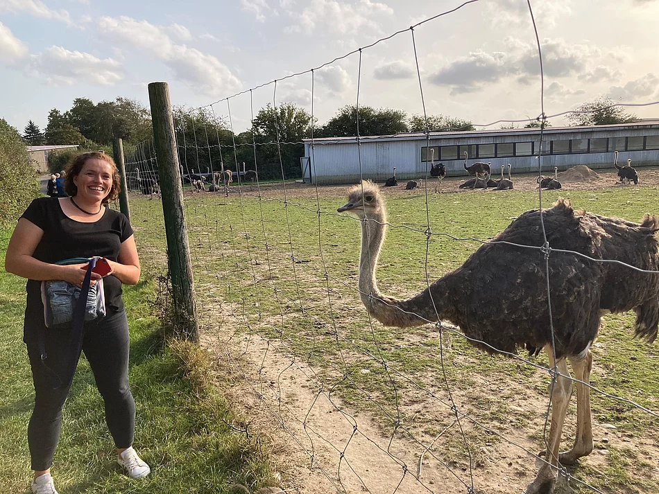 Kulturausschussvorsitzende Mareike Jüngling während der Seniorenfahrt 2023 auf der Straußenfarm Ostseeblick